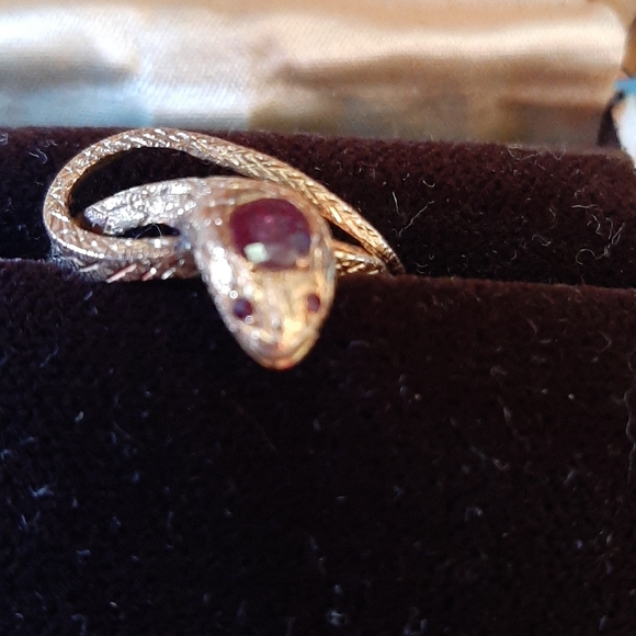 Jewelry - 14k gold Snake ring with rubies